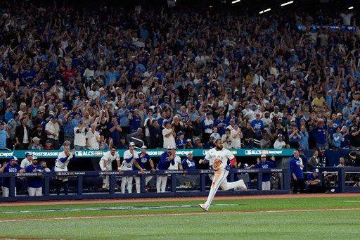 Guerrero hits 6th postseason homer and Blue Jays beat Mariners 6