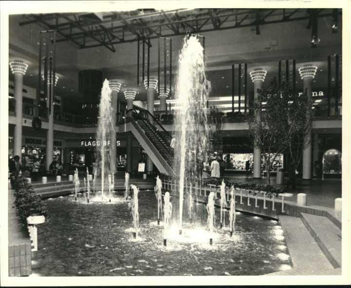 Staten Island Mall, 1990 store list: Back when a liquor store and 16 shoe stores were in business