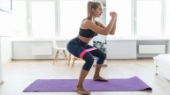 Sin salir de casa y en sólo cinco minutos: los ejercicios recomendados para fortalecer tus piernas