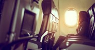 ¿Qué tipo de ropa no debe usar para viajar en avión?