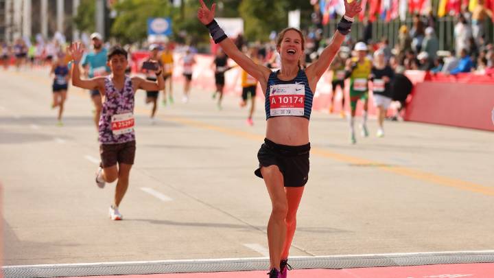 LIVE: Watch runners cross 2025 Chicago Marathon finish line