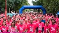 Más de 5.000 cacereños se tiñen de rosa en apoyo a la lucha contra el cáncer de mama