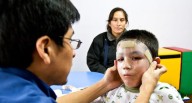 Celebrando, trabajando, ayudando, estudiando y mejorando La Asociación de Ayuda al Niño Quemado cumple 26 años de labor ininterrumpida y en medio de la celebración se está organizando un Simposio Inte
