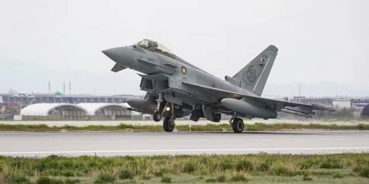 Turquía firma contrato con el Reino Unido por ₤8 000 millones para adquirir 20 cazas Eurofighter Typhoon y fortalecer su poder aéreo en una región convulsa