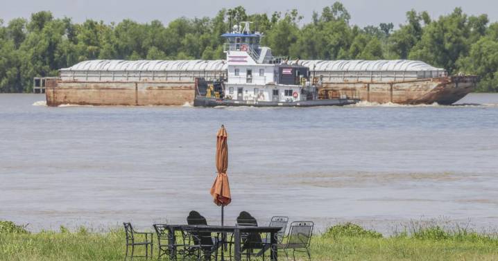 New Orleans business on the Mississippi River keep selling