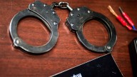 Hombre arrestado en Tampa tras robar y estrellar un camión de bomberos, según la policía