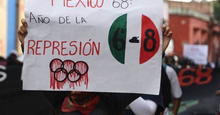 Estudiantes y colectivos marchan por 57 aniversario de la matanza de Tlatelolco