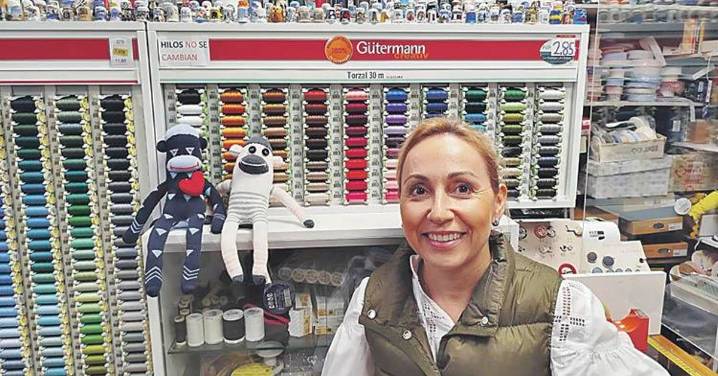 Boutique del Botón, 45 años de supervivencia en las galerías Proyflem de Ourense