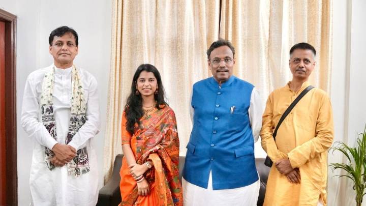 Maithili Thakur To Contest Bihar Elections? Singer Meets BJP leaders Vinod Tawde, Nityanand Rai