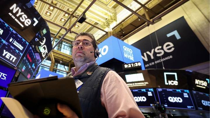 Wall Street Eases From Record Highs on Rising Economic Jitters