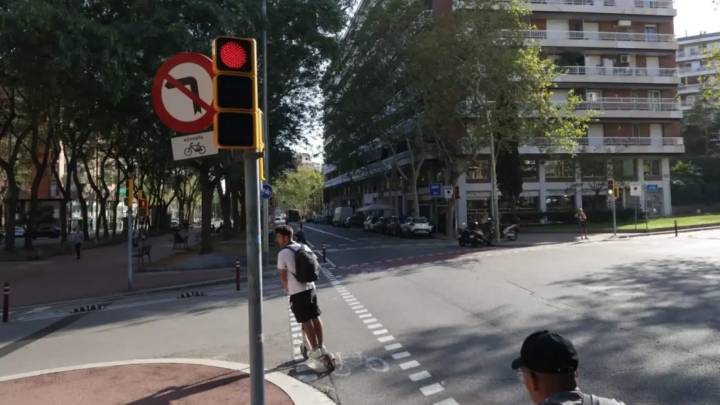 Uno de cada 4 usuarios de patinete eléctrico en Barcelona se salta el semáforo o no respeta los pasos de peatones, según el RACC