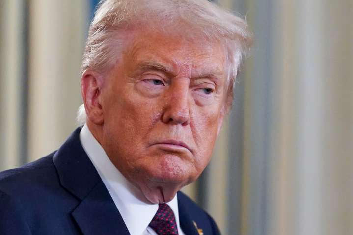 Demandan a Trump por prohibir ayuda a indocumentados