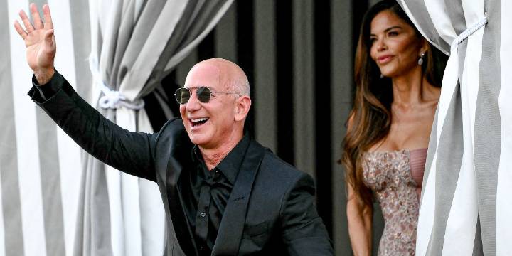 Lauren Sánchez and Jeff Bezos' Appearance in Miami Causes a Stir