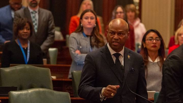 Illinois lawmakers approve ban on civil immigration arrests in state courthouses