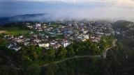 El pueblo más lluvioso y húmedo del planeta Tierra: interactúan con la lluvia creando puentes vivos