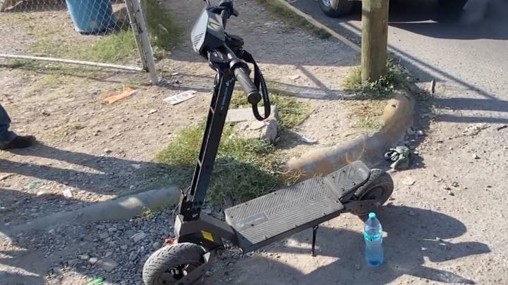 Joven queda lesionado tras impactar su scooter contra auto en colonia Loma Linda