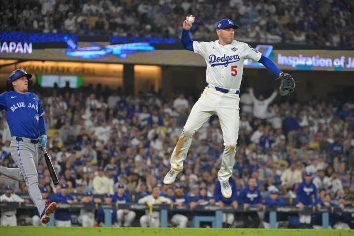 Freddie Freeman definió en la entrada 18 y Dodgers venció a Toronto en un...