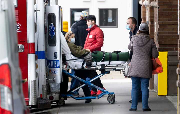 Un periodista hospitalizado tras empujón de agentes de ICE en detención en Nueva York