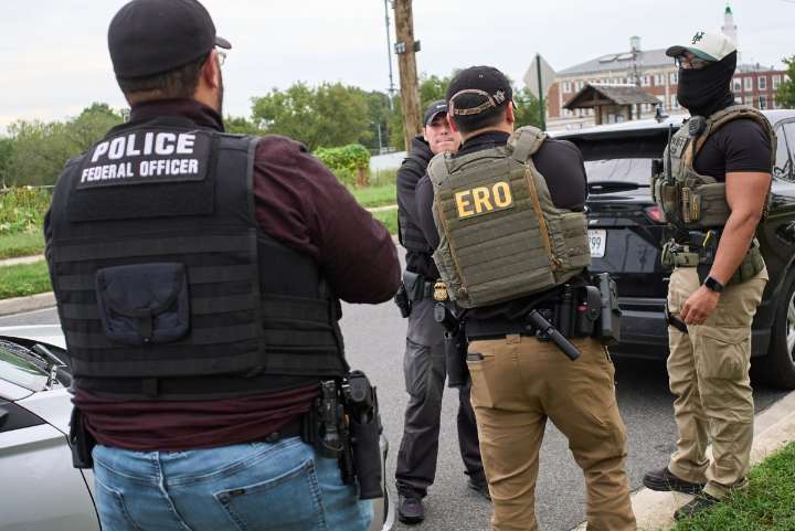 Agentes de ICE rompen vidrios de un auto para detener a un inmigrante: una bebé iba a bordo