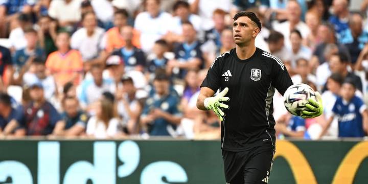 Fue anunciado como titular, pero ni siquiera fue al banco: misterio por la ausencia de Dibu Martínez en el Aston Villa
