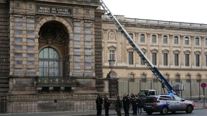 Ladrones asaltaron en “siete minutos” el museo más visitado en el mundo y se llevaron joyas de la corona francesa