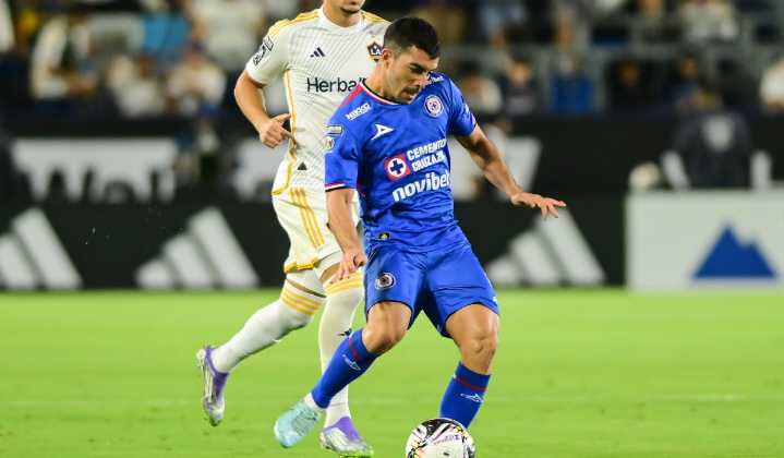 ¿Ya no se irá a Europa? Erik Lira renovaría con Cruz Azul hasta 2029
