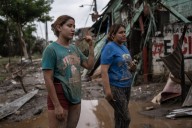 Reclaman en Veracruz que el gobierno no alertó por fuertes llluvias; suman 64 muertos