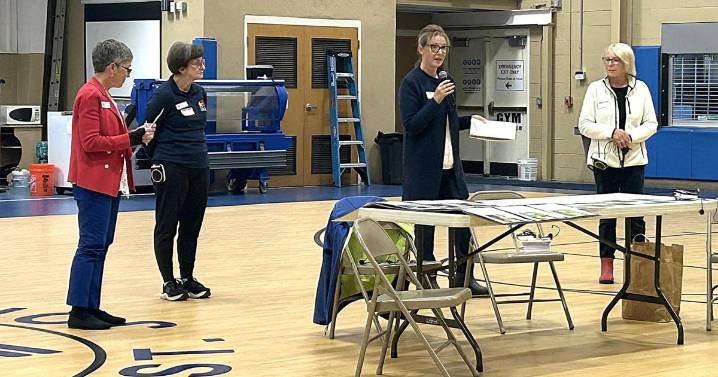 Local Chapter of DAR and Middle School Students Visit Old Burying Ground