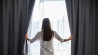 Adiós a las cortinas y los estores de toda la vida: su sustituto es mucho mejor y no quita toda la luz en casa