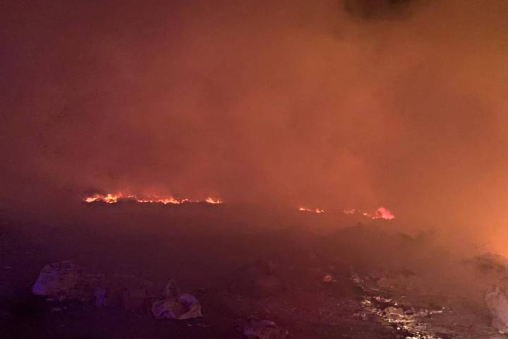 Incendio en el relleno sanitario de El Pescadero, en La Paz, movilizó a bomberos y policías