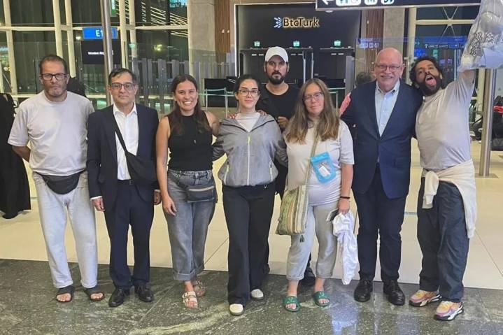Mexicanos repatriados de Israel realizan escala en Estambul