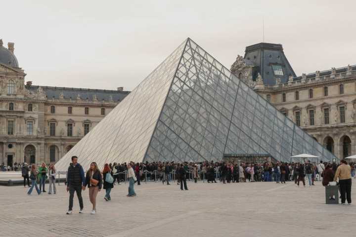Imputan y encarcelan provisionalmente a dos sospechosos por robo en el Louvre