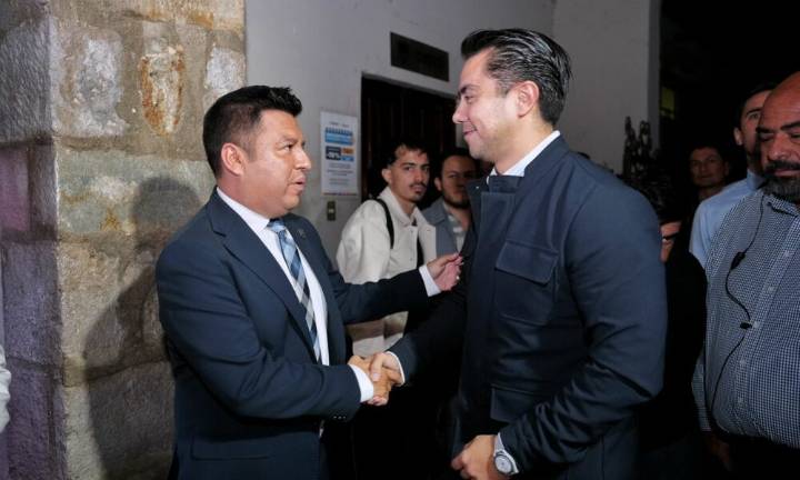 Asiste Felifer Macías al primer informe del presidente municipal de Huimilpan