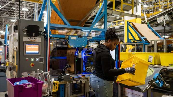 Amazon planea sustituir más de 500 mil empleos con robots