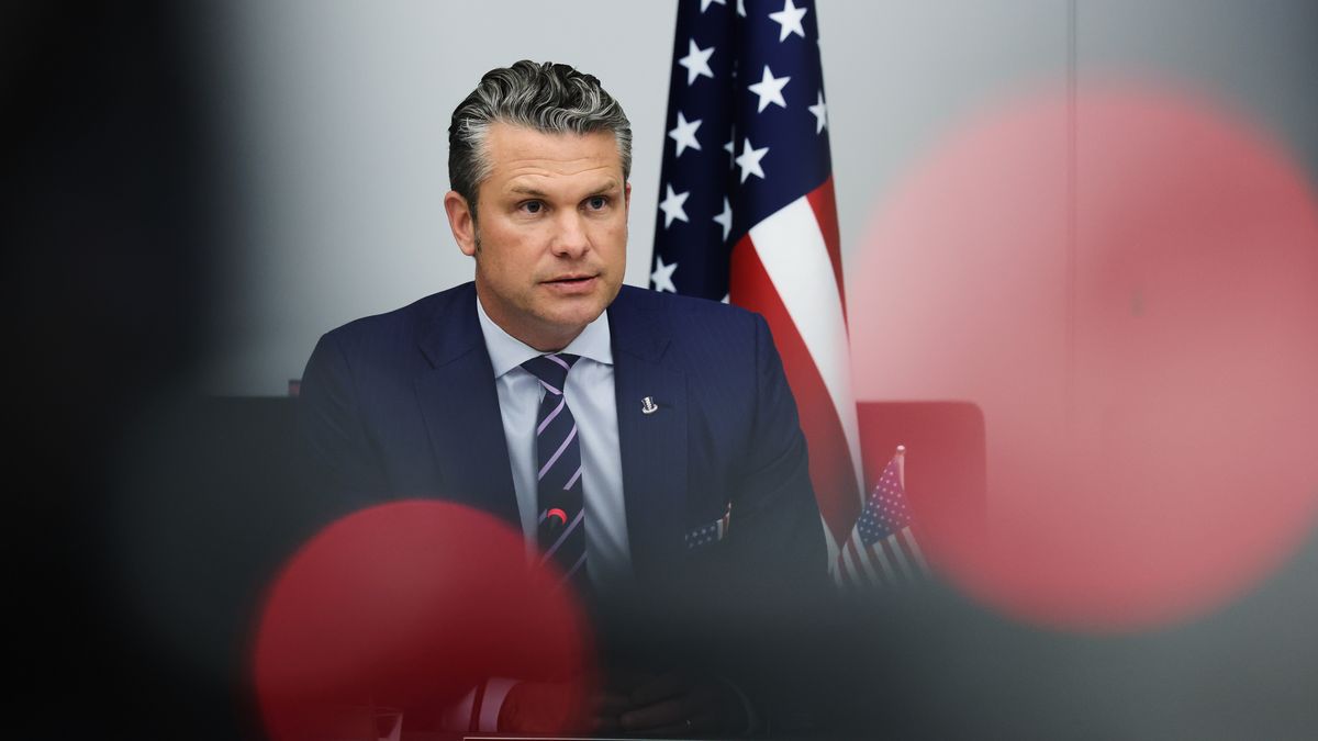 Avión del secretario de Defensa de EEUU aterriza de emergencia en Reino Unido
