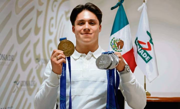 Osmar Olvera compite por el premio Atleta del Año de World Aquatics