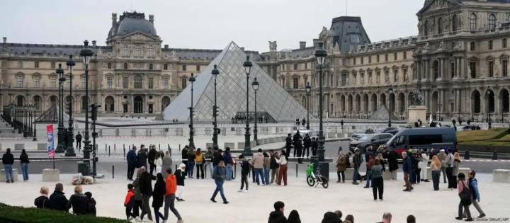 El Museo del Louvre reabre tres días después del robo de joyas