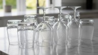 Un error que todos cometen: por qué no se deben secar los vasos boca abajo, según una experta