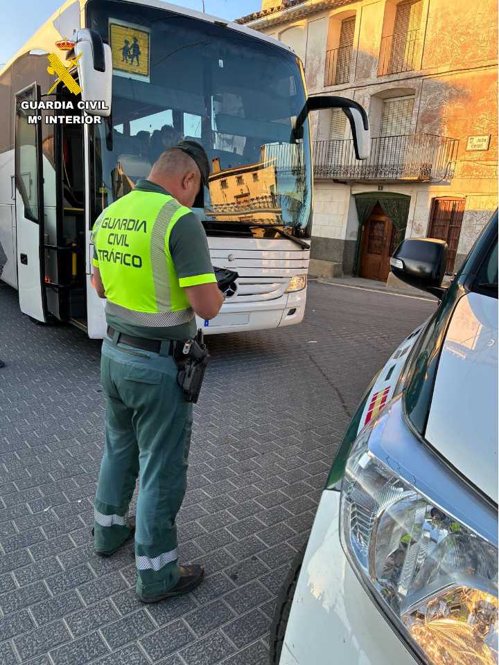 Detectado un autobús escolar con exceso de pasajeros y el conductor drogado. Gracias a una denuncia ciudadana