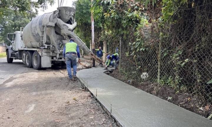 Alcaldía de San Diego construye 200 metros lineales de aceras en avenida La Cumaca
