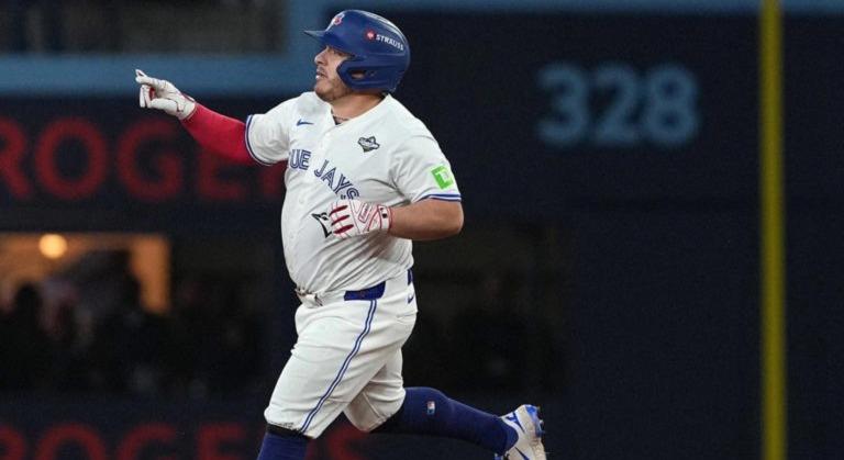 Conectó Alejandro Kirk 1° cuadrangular de un mexicano en Serie Mundial