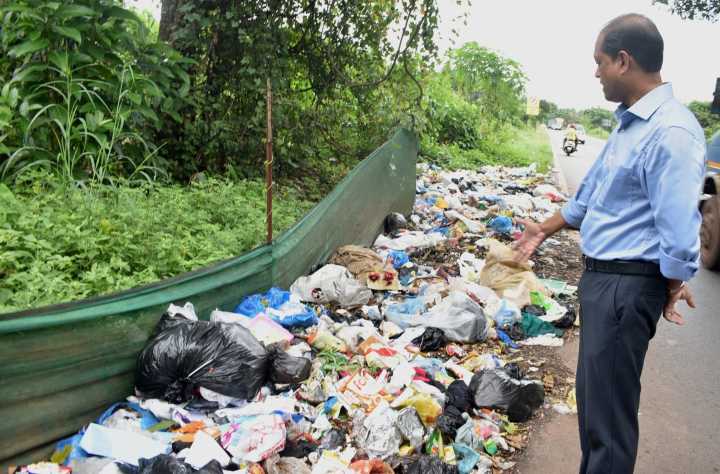 Margao Eastern bypass near lake turns into garbage dumping site