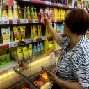 Casi la mitad de los argentinos se endeuda para comprar en supermercados