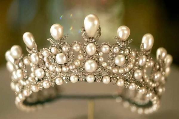 Más arrestos del robo al Louvre; joyas no aparecen