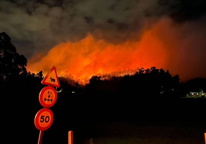 Un gran incendio en el Monte Areo obliga a evacuar a los vecinos a un polideportivo
