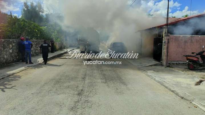 Auto se incendia en Motul; dueño afirma que solo dejó de avanzar