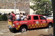 Rescatan a turistas atrapados por marejada en Puerto Vallarta
