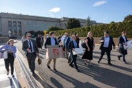 Pentagon journalists turn in badges over restrictions