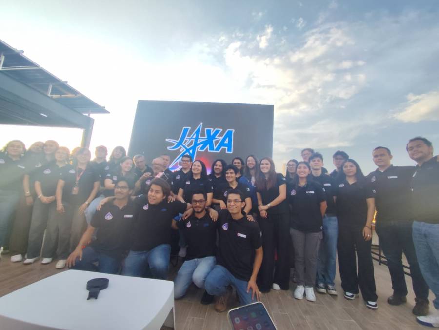 Estudiantes de la UPAEP celebran el lanzamiento del nanosatélite Gxiba