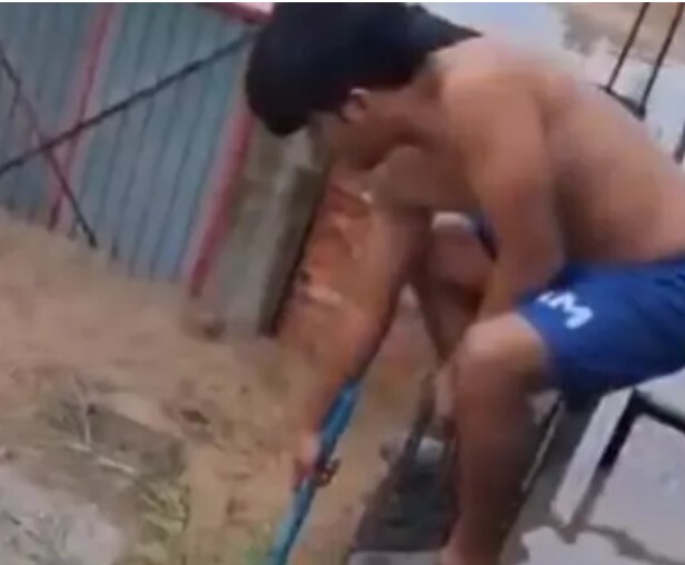 Niño rescata a gatito durante inundaciones en Veracruz